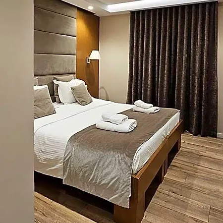 Queen Hotel 4*